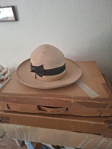 Brocante antieke hoedenmal beschikbaar voor biedingen