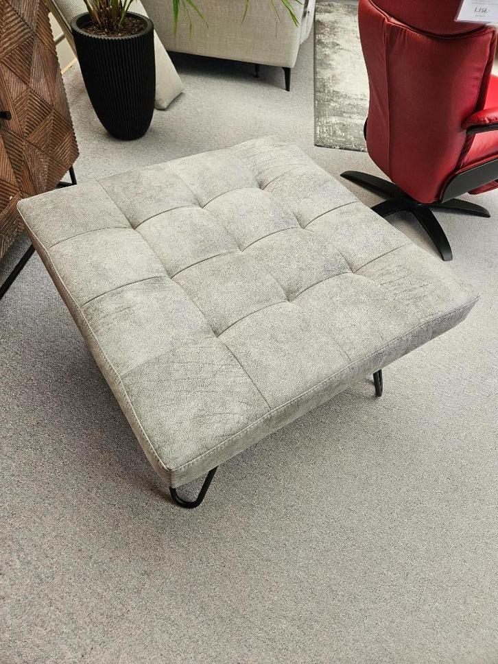 Hocker Fleur 82x82 cm | Showroommodel., Huis en Inrichting, Banken | Voetenbanken en Poefen, Zo goed als nieuw, 50 tot 75 cm, 75 tot 100 cm