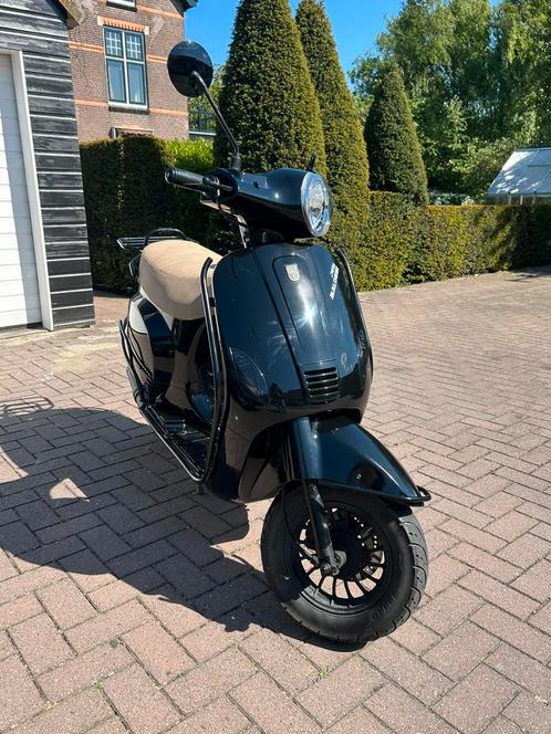 Btc riva (vespa look) glanzend zwart, Fietsen en Brommers, Scooters | Overige merken, Gebruikt, Benzine, Ophalen