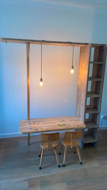 Houten kinderspeelbureau beschikbaar voor biedingen