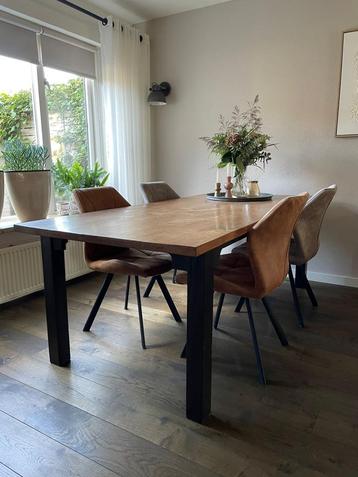 Teakhouten eettafel met 4 stoelen beschikbaar voor biedingen