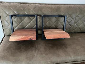 Houten Wandplankjes met Metalen Steun beschikbaar voor biedingen