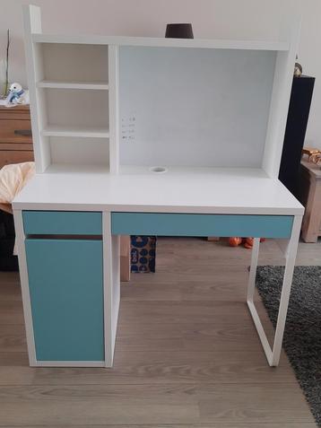 IKEA kinderbureau MICKE + bureaustoel  beschikbaar voor biedingen