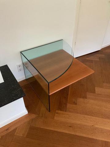 Hoektafel glas en hout beschikbaar voor biedingen
