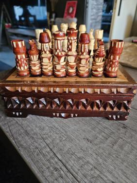 Prachtig handgemaakt houten schaakspel, mooi houtsnijwerk, Hobby en Vrije tijd, Gezelschapsspellen | Bordspellen, Zo goed als nieuw