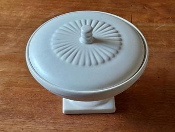  Bonbonschaal op voet met deksel  beschikbaar voor biedingen