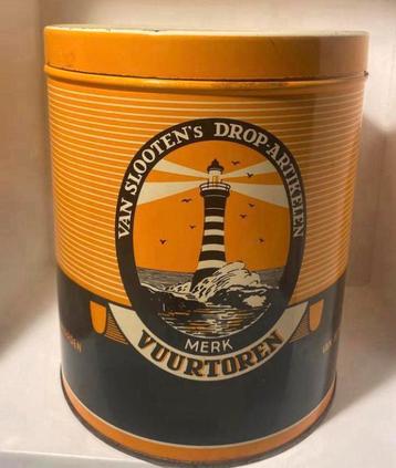 Oud winkelblik van Van Slooten’s drop-artikelen. Vuurtoren beschikbaar voor biedingen