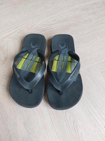 Teenslippers maat 27/28 (Decathlon) beschikbaar voor biedingen