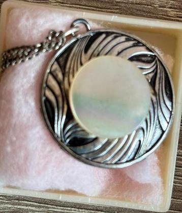 Zilverkleurige hanger met parelmoer beschikbaar voor biedingen