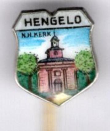 N.H. Kerk Hengelo email op zilverkleurig speldje ( T_042 ) beschikbaar voor biedingen