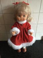 Famosa pop met kerstjurkje - in goede staat - collectorsitem, Verzamelen, Poppen, Ophalen of Verzenden, Zo goed als nieuw, Pop