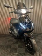 PIAGGIO ZIP 2023 (1 EIGENAAR) BROM FULL OPTION GLANS ZWART, Fietsen en Brommers, Scooters | Piaggio, Maximaal 45 km/u, Zip, Ophalen of Verzenden