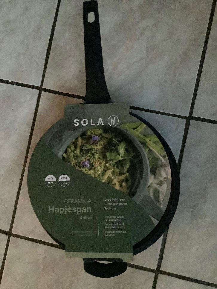 Een NIEUWE Sola Hapjespan Ceramica met glazen deksel 28 cm, Huis en Inrichting, Keuken | Potten en Pannen, Nieuw, Koekenpan of Braadpan