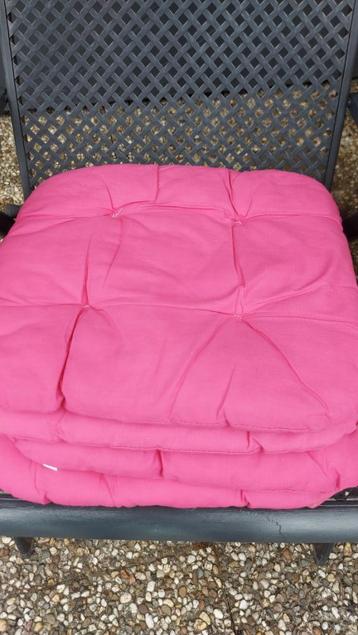 4 roze kussentjes + tafelkleedje. Bijna gratis  beschikbaar voor biedingen