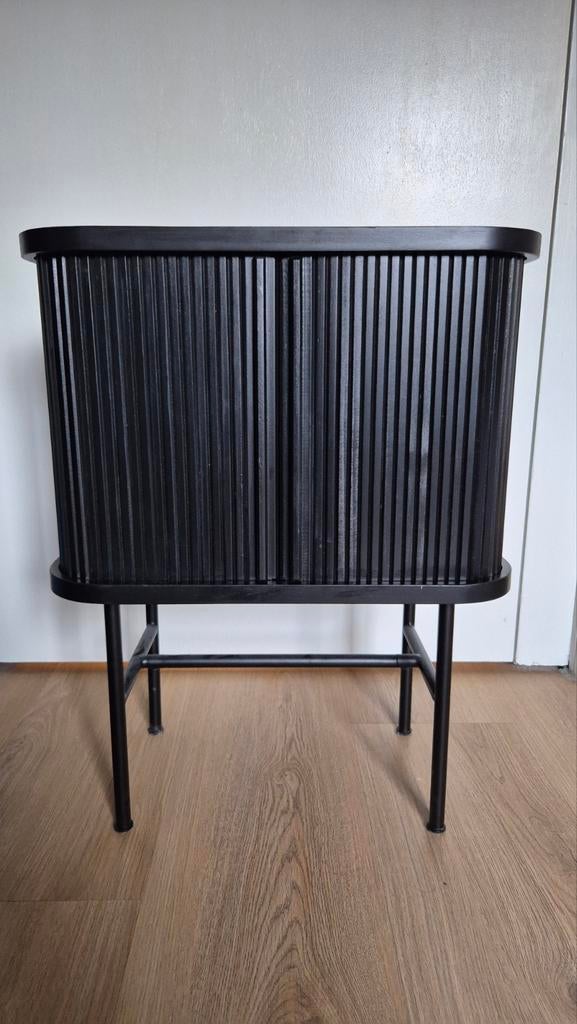 Nachtkastje met jaloeziedeurtjes H&M Home, Minder dan 50 cm, Zo goed als nieuw, 25 tot 50 cm, Met deur(en)