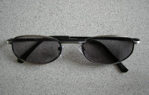 Zonnebril, glazen 5,2x3,2 cm. Kleur montuur bruin., Sieraden, Tassen en Uiterlijk, Zonnebrillen en Brillen | Dames, Zo goed als nieuw