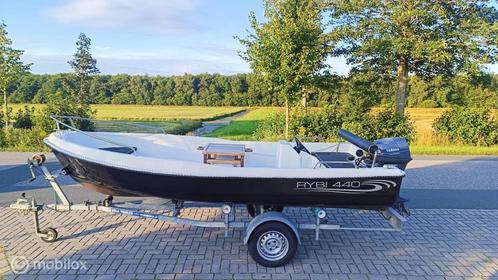 Rybi 440 Sloep met Yamaha 9,9 pk 4 takt Kantel Boottrailer, Watersport en Boten, Sloepen, Gebruikt, Tot 10 pk, 3 tot 6 meter, Buitenboordmotor