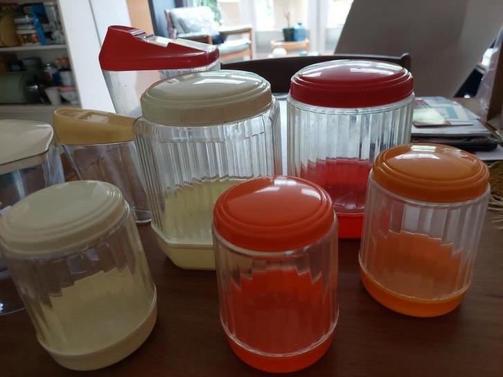 Oude plastic bussen, kannetjes, mixer en cakevorm, Verzamelen, Retro, Huis en Inrichting, Ophalen of Verzenden