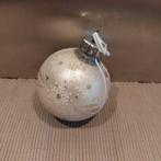 B718 oude kerstbal zilver met wit en goud, Diversen, Kerst, Ophalen of Verzenden, Gebruikt