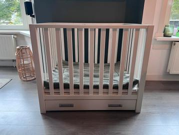 Babybox met lade incl matras en boxkleed beschikbaar voor biedingen