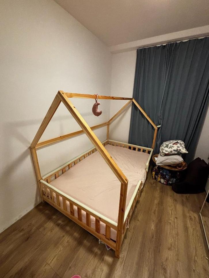 MONTESSORI Kinderbed huisvorm 120x200 + NEO.HAUS matras, Kinderen en Baby's, Kinderkamer | Bedden, Zo goed als nieuw, 180 cm of meer
