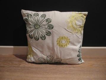 Sierkussen wit met groen geborduurde bloemen afm. 50x50 cm beschikbaar voor biedingen