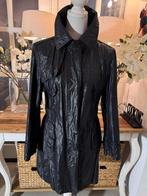 Chique, Zwarte, coated regenjas Creenstone, 36-38/M, ZGAN., Verzenden, Zo goed als nieuw, Maat 36 (S), Zwart