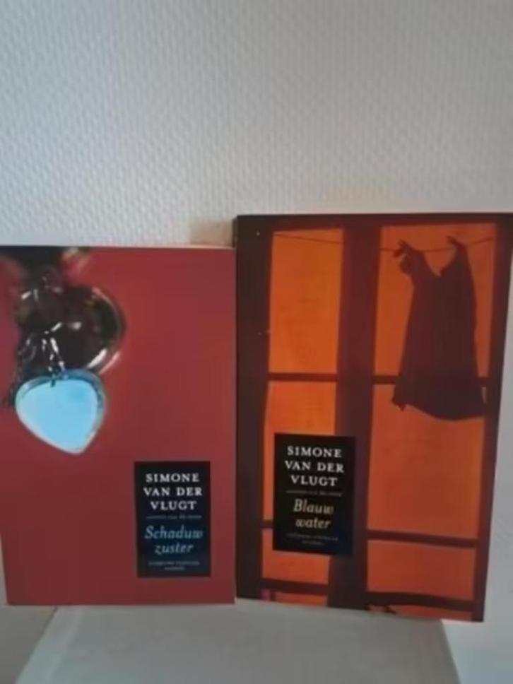 AANBIEDING 2 literaire thrillers Simone van der Vlugt, Boeken, Thrillers, Zo goed als nieuw, Ophalen of Verzenden