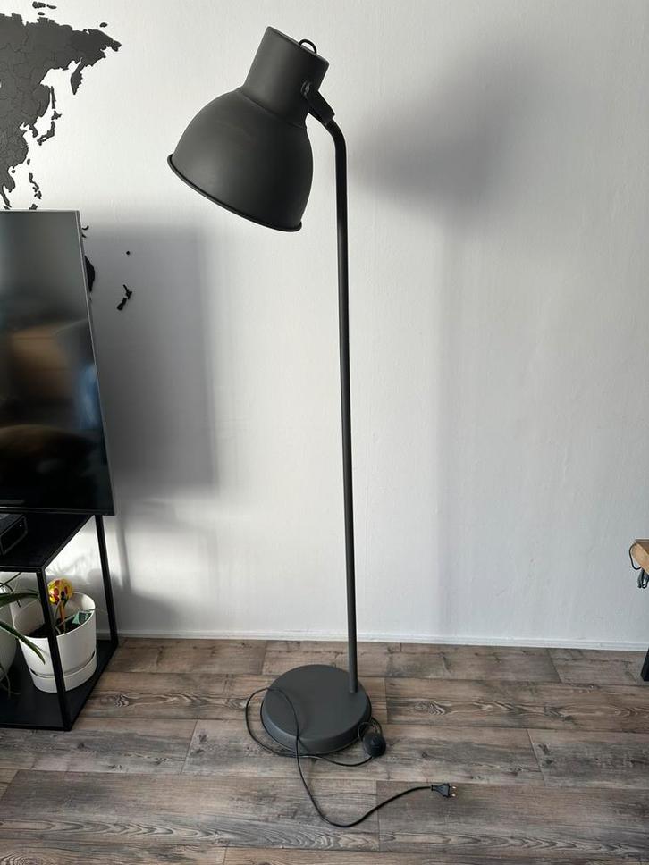 IKEA Hektar donkergrijze stalamp, Huis en Inrichting, Lampen | Vloerlampen, Zo goed als nieuw, 150 tot 200 cm, Ophalen