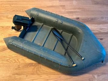 Action Man boot met buitenboordmotor en peddels beschikbaar voor biedingen