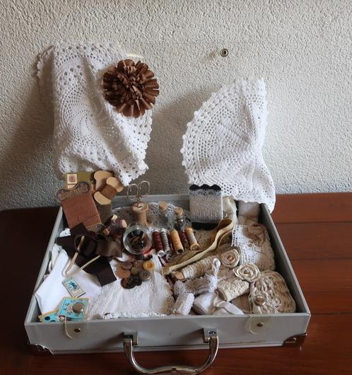 Koffertje vol antieke fournituren kant kleedjes zakdoekjes, Antiek en Kunst, Curiosa en Brocante, Ophalen of Verzenden