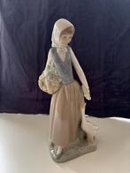 Lladro beeldje meisje met gans, Verzamelen, Beelden en Beeldjes, Ophalen of Verzenden, Zo goed als nieuw, Mens