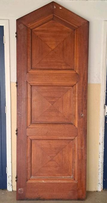 Bijzonder mooie massief houten deur in puntvorm, 83,5x230cm  beschikbaar voor biedingen