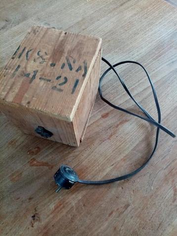 Omvormer radio gemaakt van oude munitiekist wo2 