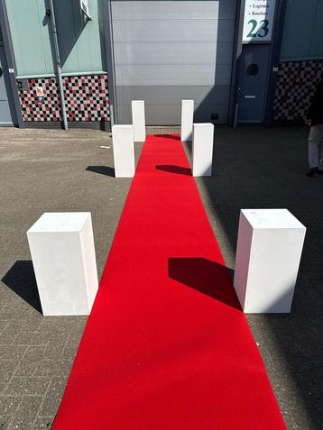 Rode loper/ Witte zuilen te huur beschikbaar voor biedingen