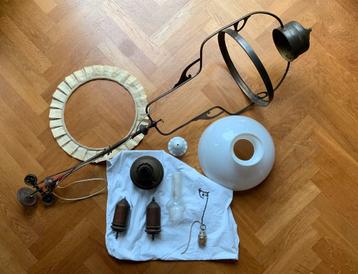 Antieke olie hanglamp beschikbaar voor biedingen