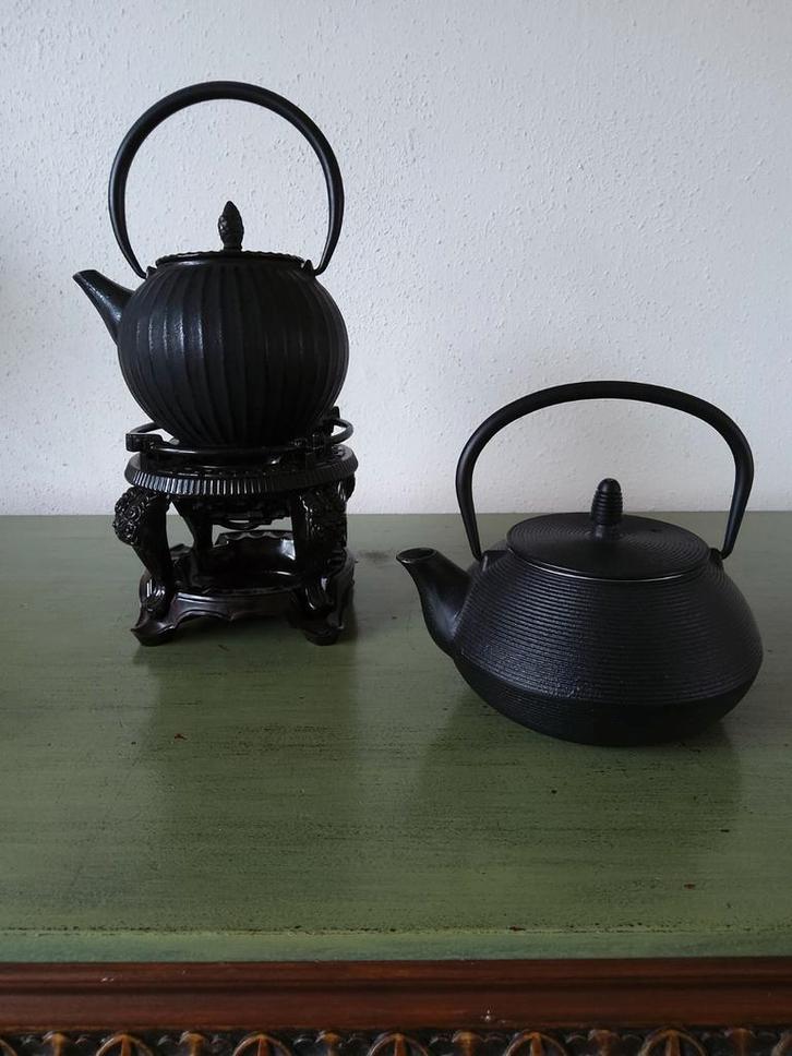 Zwarte gietijzeren theepotten met onderzetter, Antiek en Kunst, Antiek | Emaille, Ophalen of Verzenden