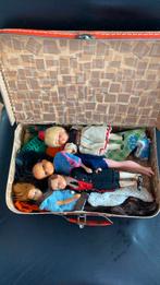 Oud poppenkoffertje met veel gehaakte poppenkleertjes, Ophalen of Verzenden, Gebruikt, Kleertjes