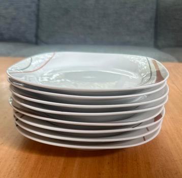 8 stuks Novel 19cm borden beschikbaar voor biedingen