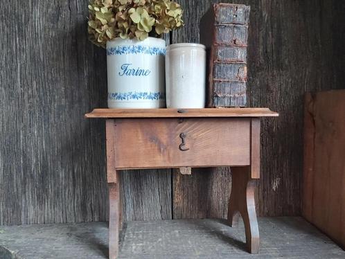 Oude houten bijzet / vensterbank kruk met opbergvak in klep, Antiek en Kunst, Curiosa en Brocante, Verzenden