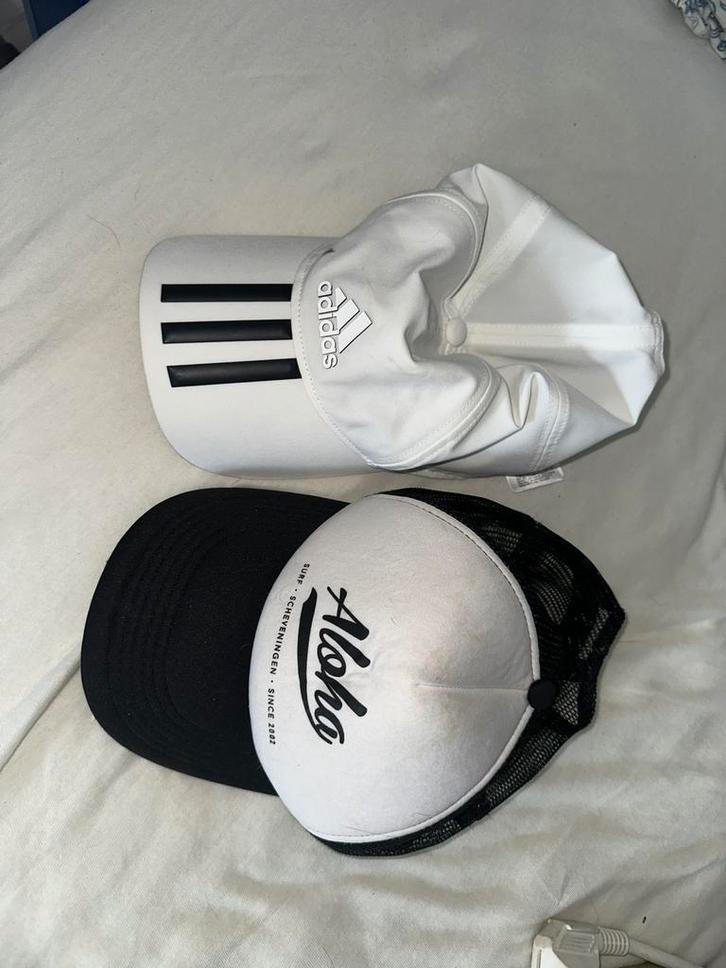 PETTEN: adidas & aloha, Kleding | Heren, Hoeden en Petten, Zo goed als nieuw, Pet, One size fits all, Ophalen
