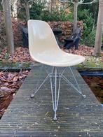 Originele Eames fiberglass DSR vitra stoel, Ophalen of Verzenden, Zo goed als nieuw, Wit, Eén