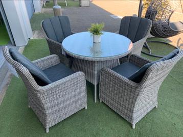 Leuk tuinsetje met 4 stoelen en ronde tafel 1 mtr. beschikbaar voor biedingen