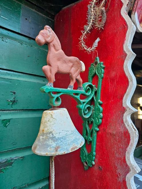 Vintage gietijzeren wandbel met paard -  landelijke deurbel, Antiek en Kunst, Antiek | Overige Antiek, Ophalen of Verzenden
