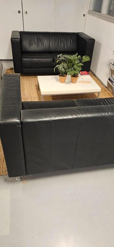 Gratis* 2 zwarte leren banken compleet,salon tafel en kleed, Huis en Inrichting, Banken | Bankstellen, Zo goed als nieuw, Tweepersoons