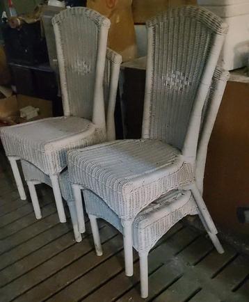 4 rieten stoelen, wit beschikbaar voor biedingen