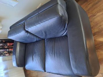 Tweezits bank zwart leer beschikbaar voor biedingen