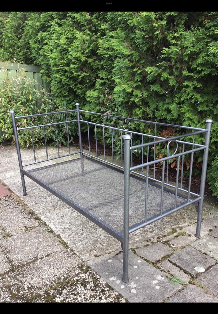 Metalen 1 persoons bed, bedbank, bank matrasmaat 200 x 90 cm, Huis en Inrichting, Slaapkamer | Bedden, Gebruikt, Eenpersoons, 90 cm