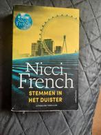 Nicci French - Stemmen in het duister, Boeken, Thrillers, Ophalen of Verzenden, Zo goed als nieuw, Nicci French, Nederland