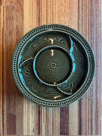 Mosgroene gedecoreerde gourmetborden, borden, kerst, gourmet beschikbaar voor biedingen